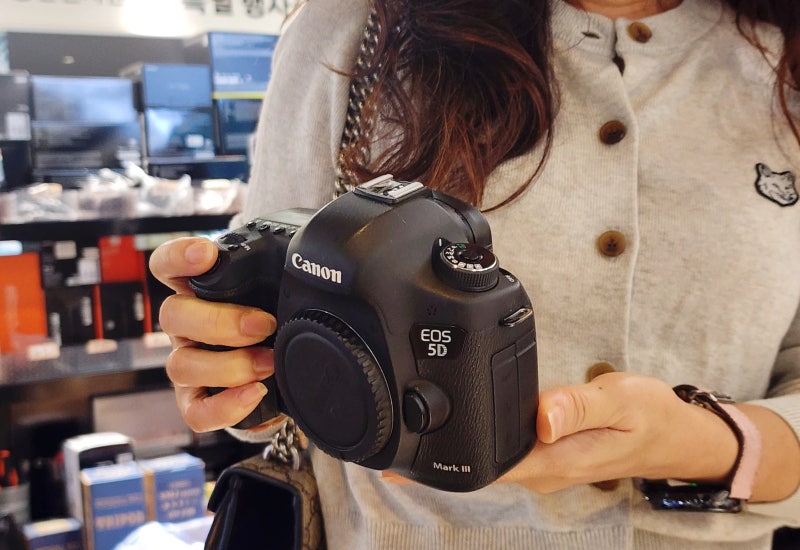 용산카메라 샵 중고 보상판매 캐논 EOS R8 II 비교