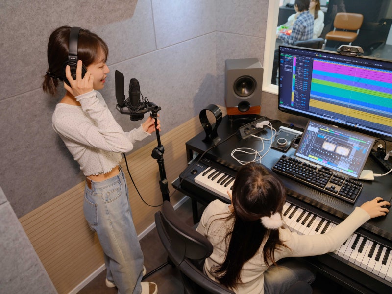 오늘은뮤직 성수건대점 작곡 레슨실의 건반과 모니터