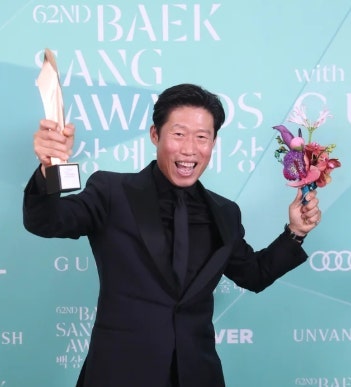 박수 쏟아진 남우주연상 뒤, 유해진은 경찰 신변보호까지 받았다