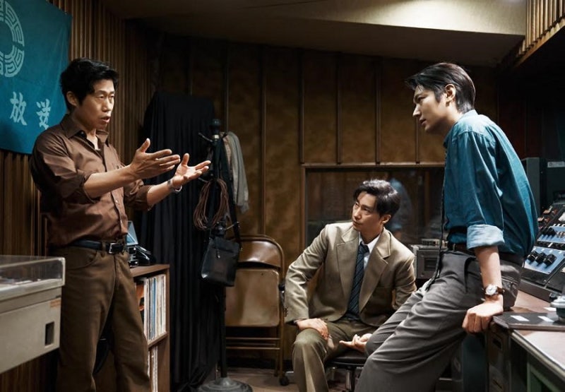 흥행 1위인데 결국 구미서 간판 내린 '암살자(들)', 유해진 자택 앞엔 집회까지 벌어진 이유는
