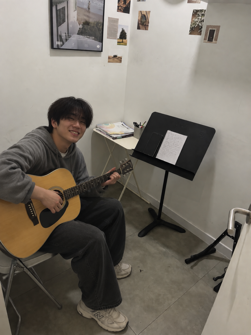 오늘은뮤직 분당야탑점 연습실에서 통기타를 든 수강생이 웃고 있는 모습