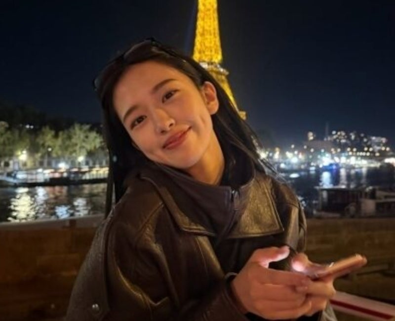 "파리를 사랑해" 아이브 안유진, 에펠탑 배경 점퍼+핫팬츠 착장 사복 화제