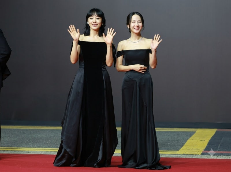 "드레스 사이 한복 한 벌의 전율…" 제31회 부산국제영화제(BIFF) 개막식 레드카펫 숨 멎는 베....