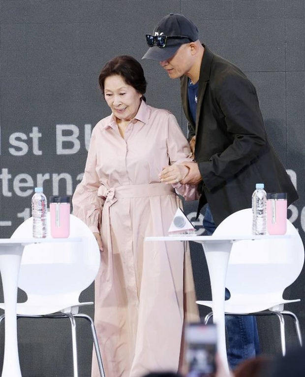 “꽃처럼 있고 싶다” 김혜자 출연 거절했는데…감독이 6번 찾아갔다