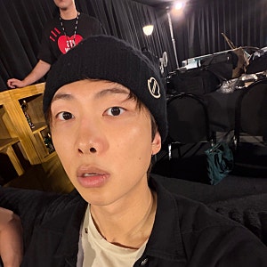 BTS 방탄소년단 RM - 261008 페루 리마 포함 월드투어 호텔 앞 대기 주의 부탁글 대기실 셀카 사....