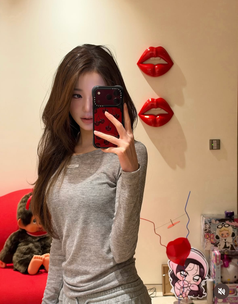 디올 레이디백 언박싱한 장원영 , 티셔츠는 어디꺼?