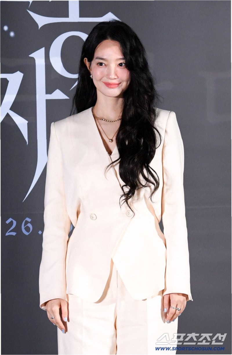 42세 신민아, 김우빈과 결혼 후 더욱 빛나는 동안 미모 비결은?