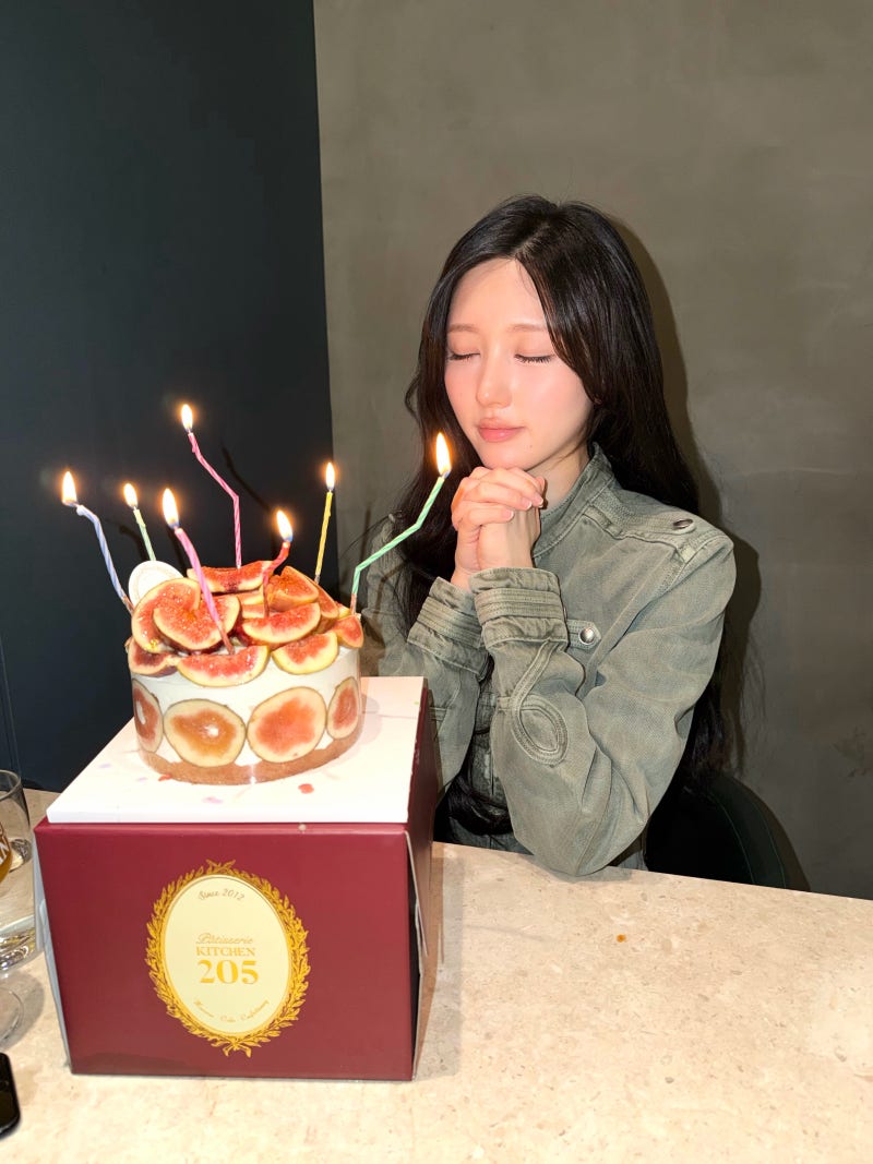 카키 차이나 칼라 재킷, 아이브 가을의 생일 파티 룩