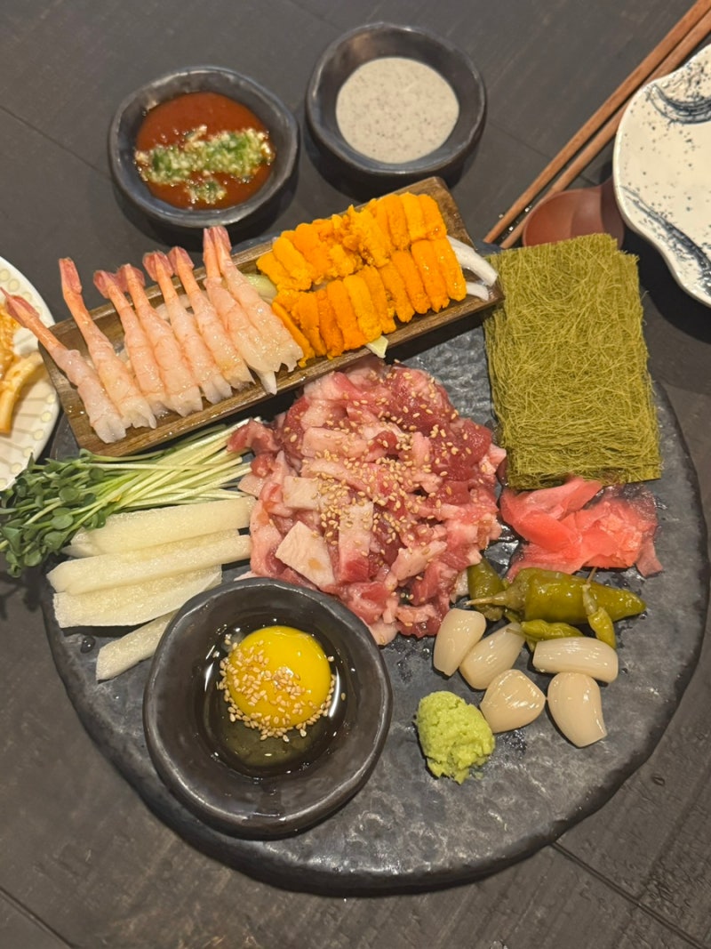 [홍대]데이트 분위기 좋은, 차돌육회&우니단새우 삼합 후기_우깃