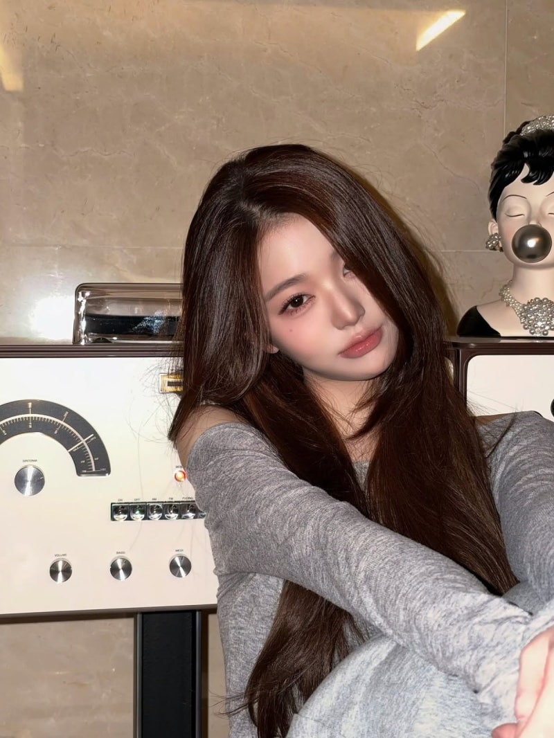 "머리 위 커다란 리본이 포인트"… 22세 장원영, 컴백 앞두고 공개한 '미모 예술' 일상