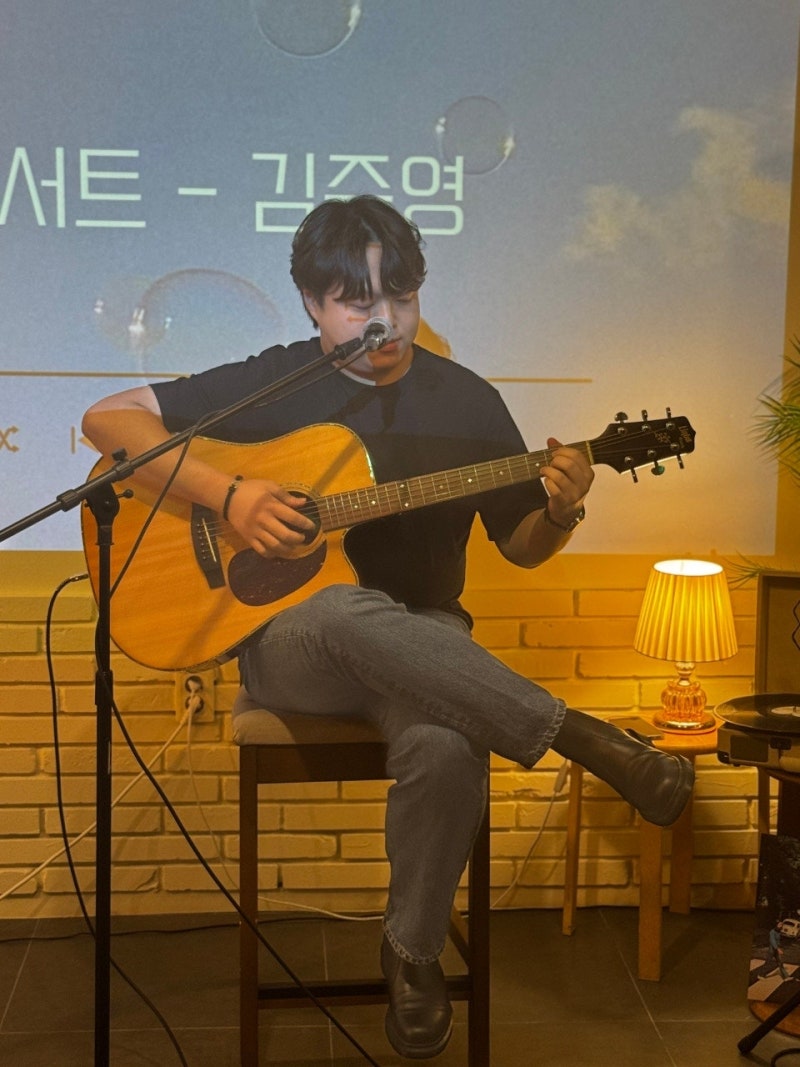 오늘은뮤직 안양점 기타 레슨실에 놓인 어쿠스틱 통기타