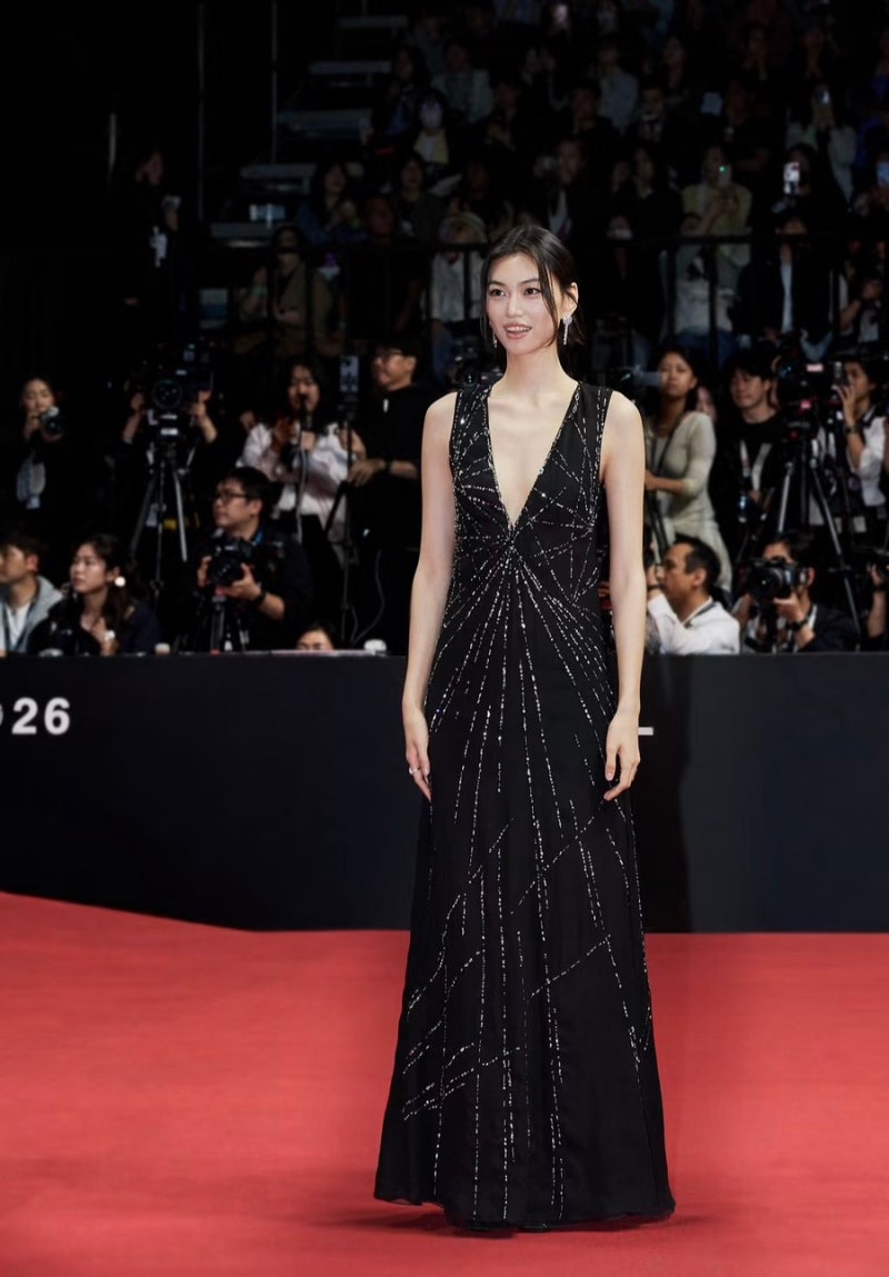173cm 김도연이라 가능했나, 부산에서 더 눈에 띈 블랙 드레스