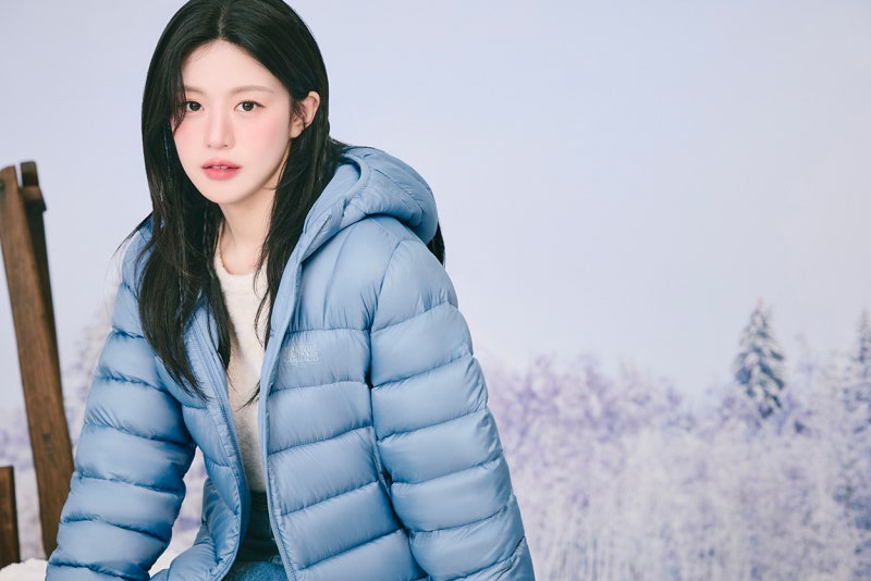 고윤정 마리떼 겨울 화보, 애쉬 블루 패딩과 부클 코트 코디