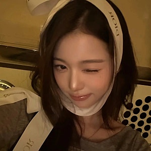 "22살인데 미모가 더 물올랐네" 디올 리본 두른 장원영, 소파에 눕기만 했는데 화보네