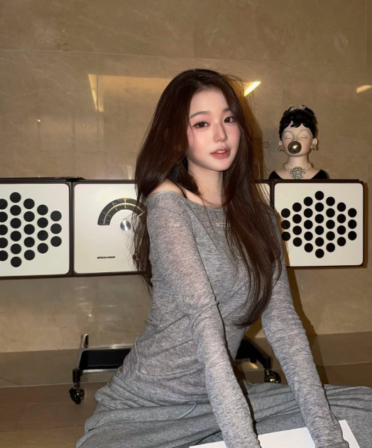 파리 디올쇼 다녀온 장원영, 집에서는 '이것' 입는다? 137억 자가 속 반전 일상 패션
