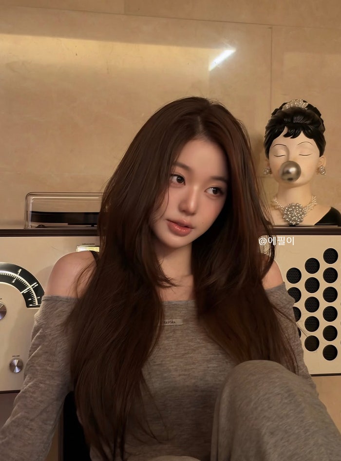 오늘자 디올 공주 장원영, 137억 자가에 2억 쇼파 위에서 입은 티셔츠는 6만원짜리