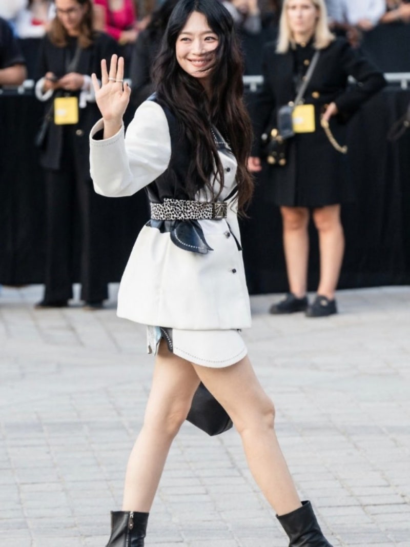 정말 40대 맞아? 신민아 루이비통 미니스커트, 왜 다들 나이부터 확인했을까