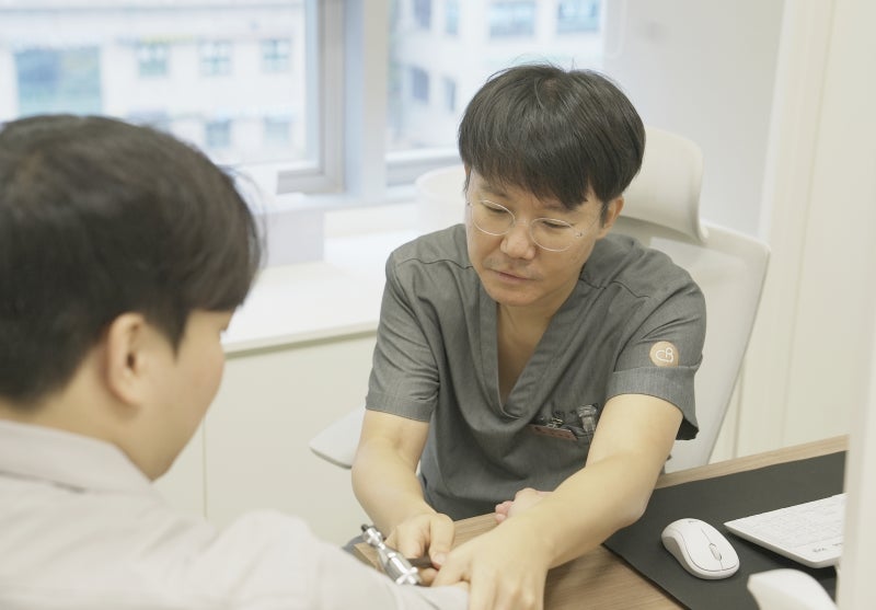 강남역정형외과 추천 오십견 vs 회전근개 파열 차이점 (어깨 통증 원인 구분)