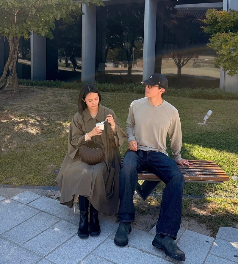 미술관 데이트할 때 입은... 윤승아 400만원대 더로우 트렌치코트