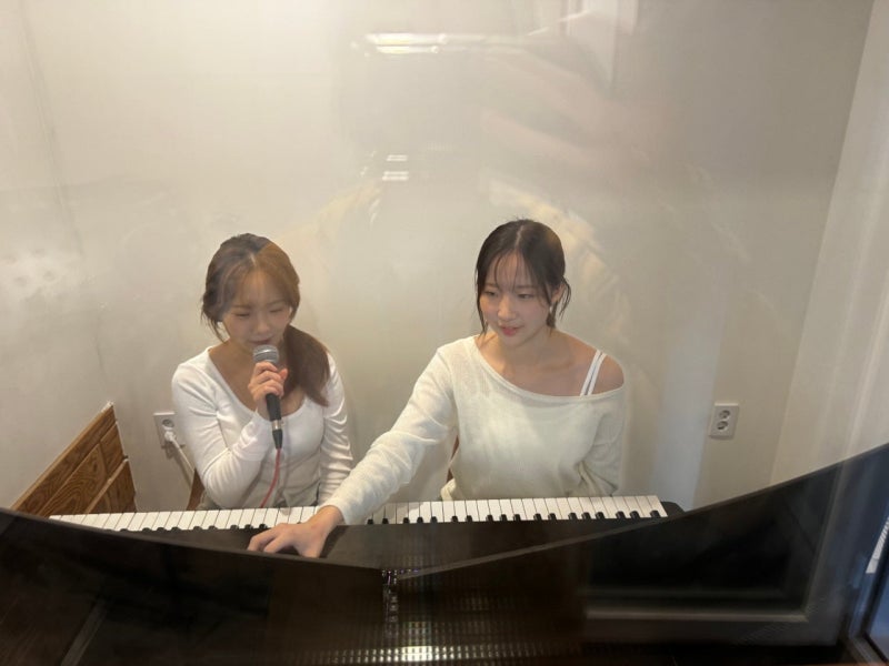 오늘은뮤직 안양점 작곡 강사가 미디 작업 화면을 보며 설명하는 모습