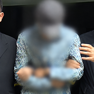 나주 부부 살해 피의자, 모자·마스크로 얼굴 가리고 호송…현금 600만원 인출에 계획범죄 의....