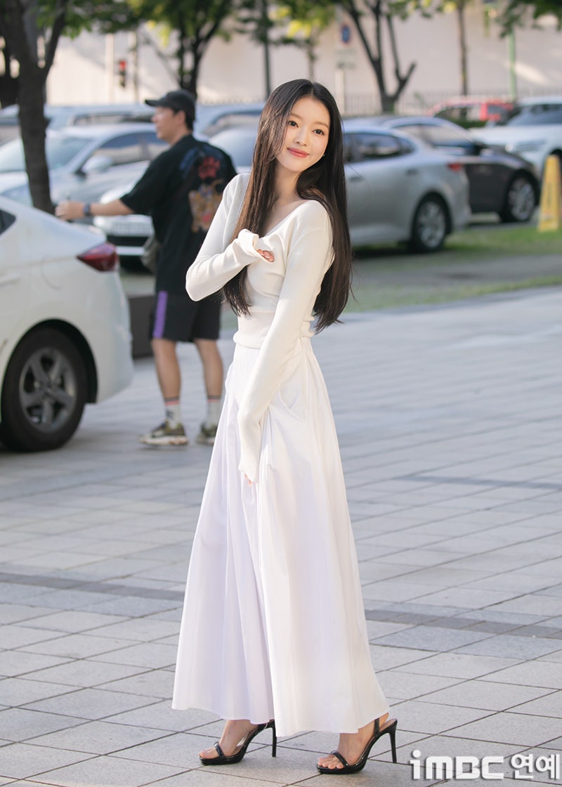 165cm인 줄 알았는데 159cm? 비율로 난리난 여돌의 코디법