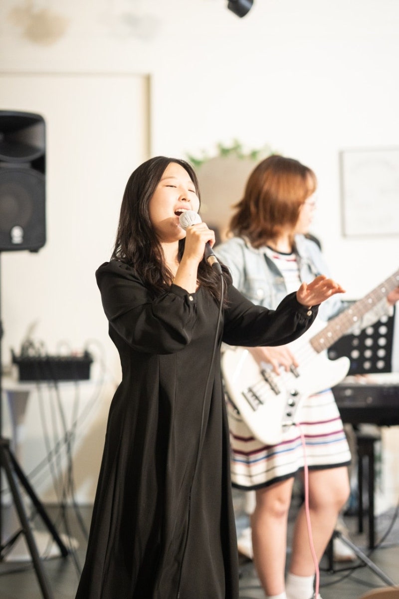 오늘은뮤직 안양점 보컬 레슨실에서 마이크 앞에 선 수강생의 모습
