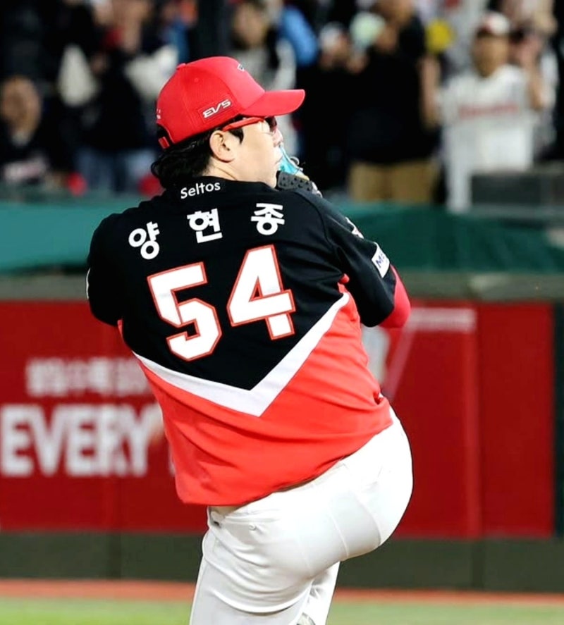 [KIA 타이거즈] "200승은 내년에 해도 된다"... 이닝 욕심 내려놓고 12승 챙겼다! 38세 양현종의 ....