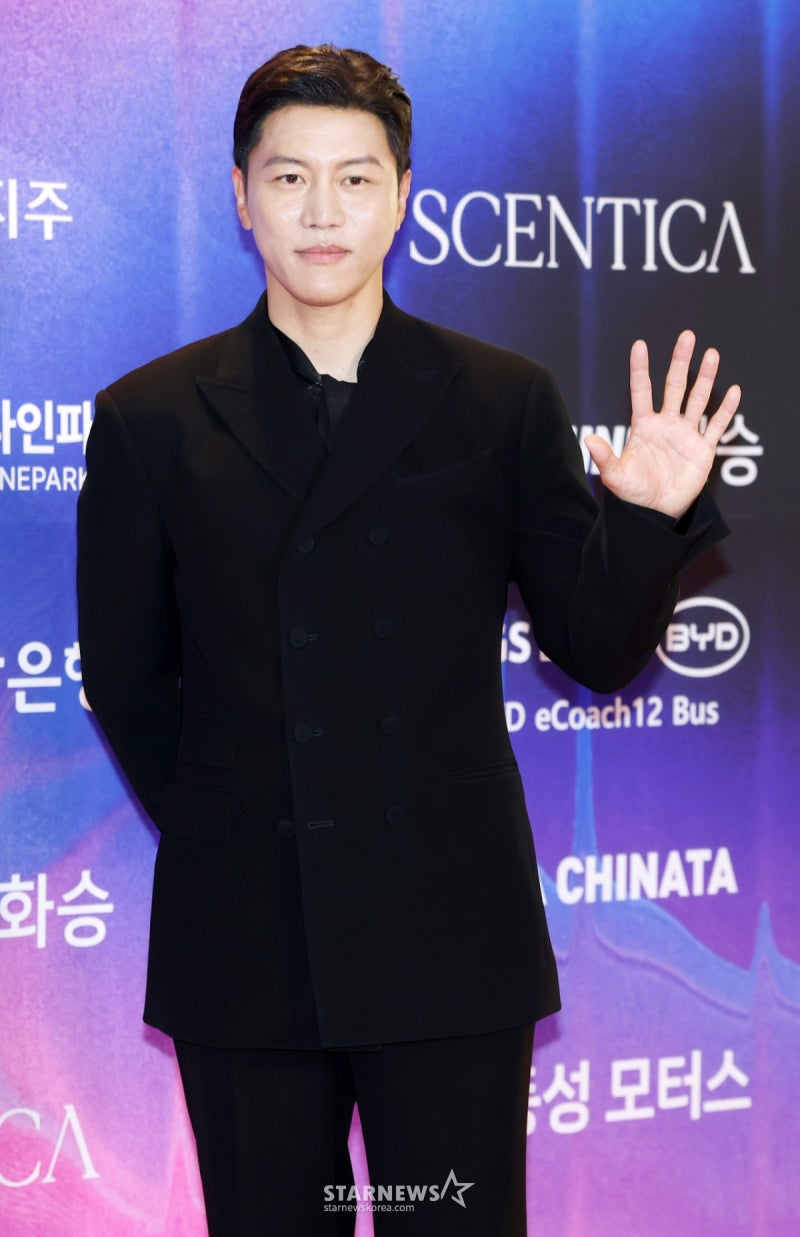 "촬영 불참했지만 주인공은 유해진"… 유해진·서수빈, 부일영화상 주연상 수상