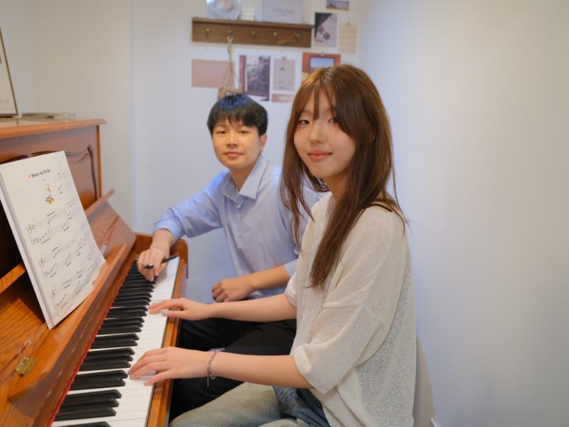 오늘은뮤직 양재점에서 강사와 수강생이 1:1로 피아노 레슨을 하는 모습