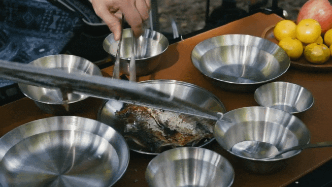 4인가족 커플끼리 캠핑 갈 때 이제 일회용 쓰지 말고 스텐 식기 세트 하나 장만해서 캠핑 분....