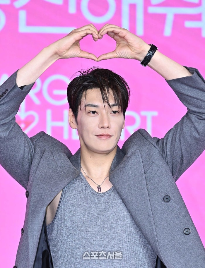 "감독님께서 말라 보이셨으면 좋겠다고 해서.." 술까지 줄이고 살 뺀 39세 배우의 로코 선택 ....