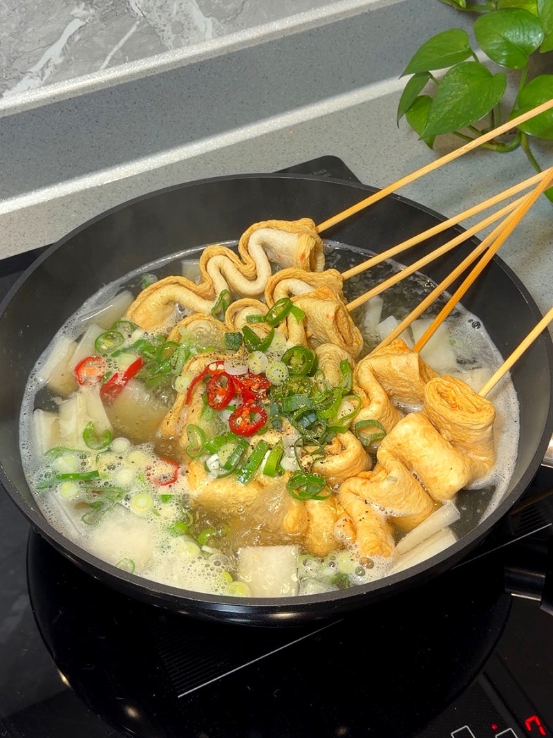 오뎅탕 끓이는법, 무 얇게 썰어 10분 완성! 사각어묵 꼬치 안 풀리게 끼우는 포장마차 어묵탕 ....