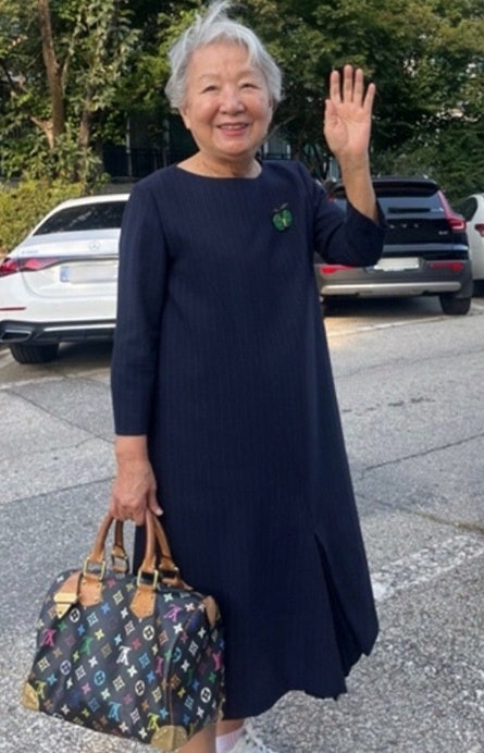 김희애 86세 어머니와 함께 선보인 모녀 ootd 스타일 분석