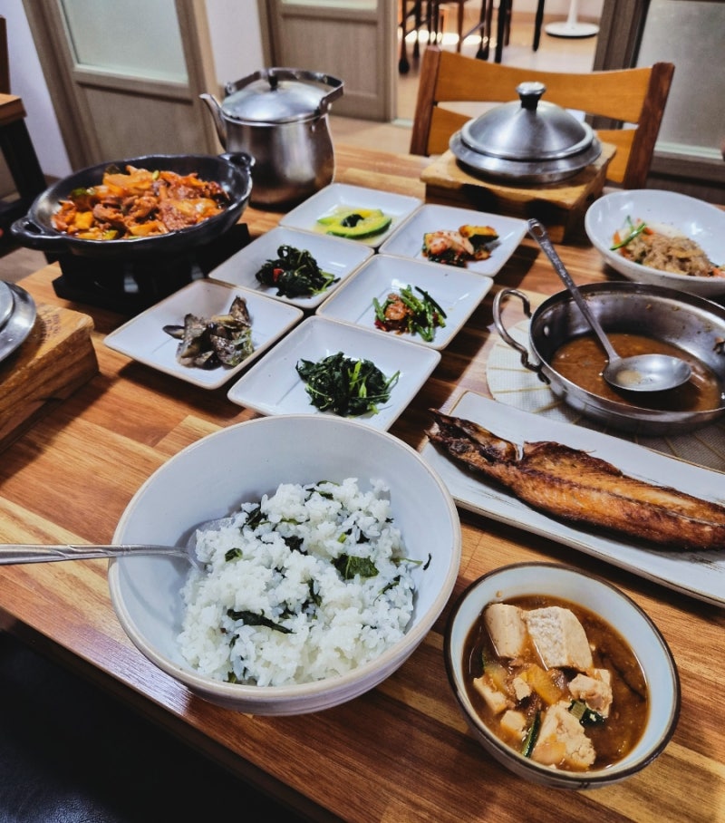 경주 맛집 ㅣ 매콤 오리불고기에 곤드레돌솥밥까지! 정갈하고 푸짐한 보문동맛집 <나현생오....