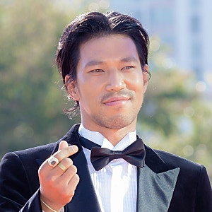 수염이 없는 김민, 턱시도 입고 레드카펫 등장 “같은 사람 맞아?”