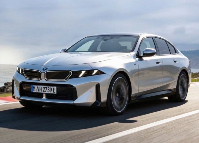 "BMW 공장에서 실물 유출" 신형 5시리즈 페이스리프트, 지금 사지 말고 기다려야 할까?