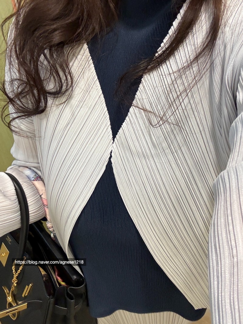 현대프리미엄아울렛 김포 이세이미야케_플리츠플리즈 베이직 가디건_데일리룩