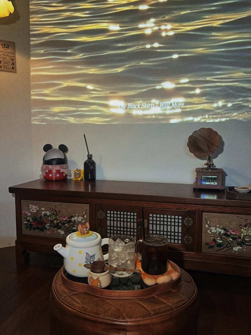 #Cafe Tour 35 | 홍대 이색 카페, 만월다방 시네마