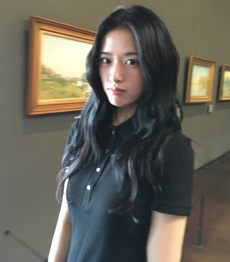다리 길이 실화? 키가 173cm 이라는 안유진 미술관 패션