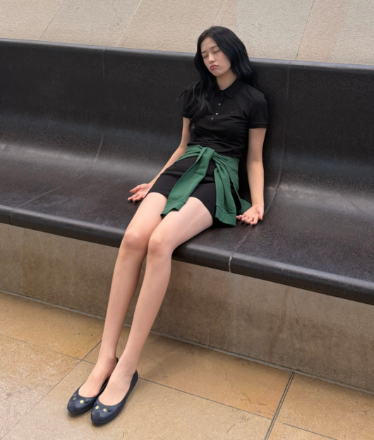 "다리 길이 실화냐"…안유진, 오르세 미술관에서 터진 역대급 비율 논란