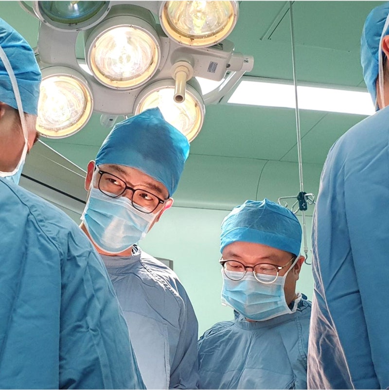 무릎인공관절 재활 병원, 수술 후 통증과 흉터 관리부터 회복 기간까지