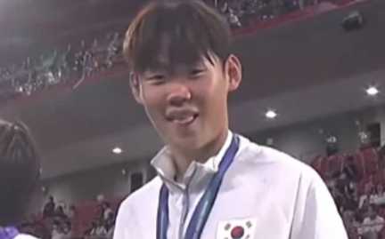 금메달 시상식서 메롱하는 축구 박승수 영상 퍼져 전역모