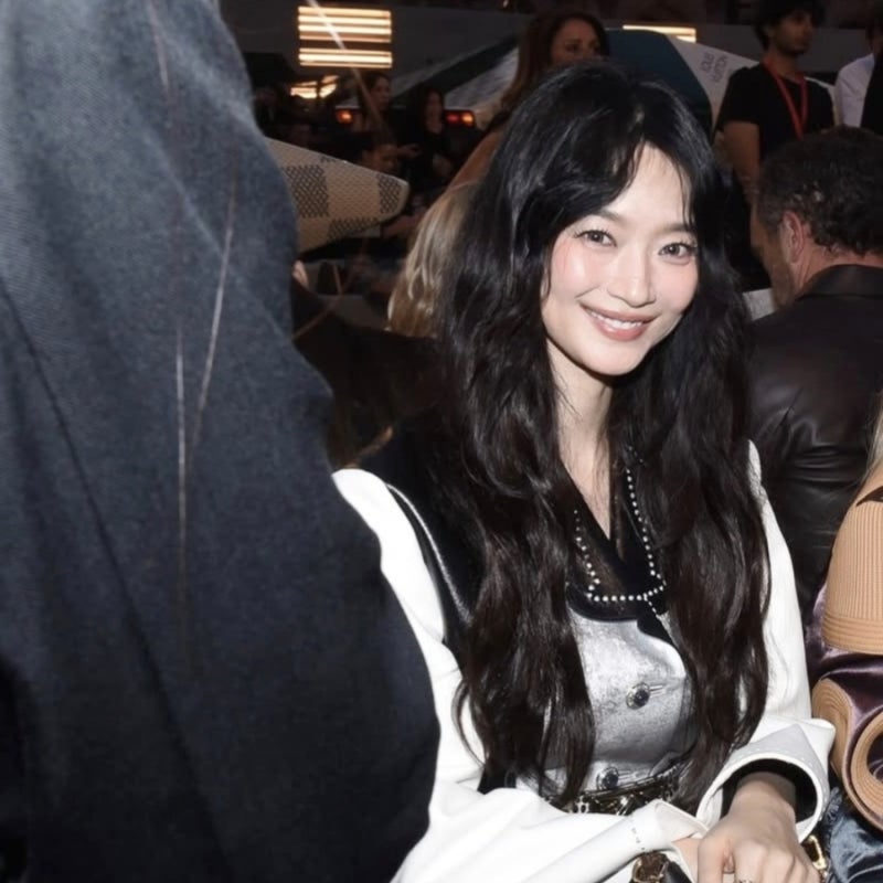 아쉬웠던 그날 이후 대반전... 파리서 황후 그 자체였던 신민아