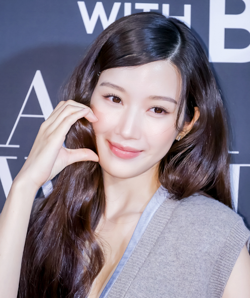 "이게 최신 샤넬이라고?" 허리까지 내려온 벨트에 시선 쏠린 여배우