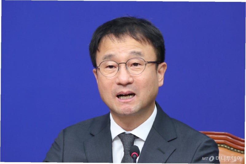 부엉이바위 영화 발언 논란: 김태규 의원 vs 김용민 의원, 진실 공방 가열