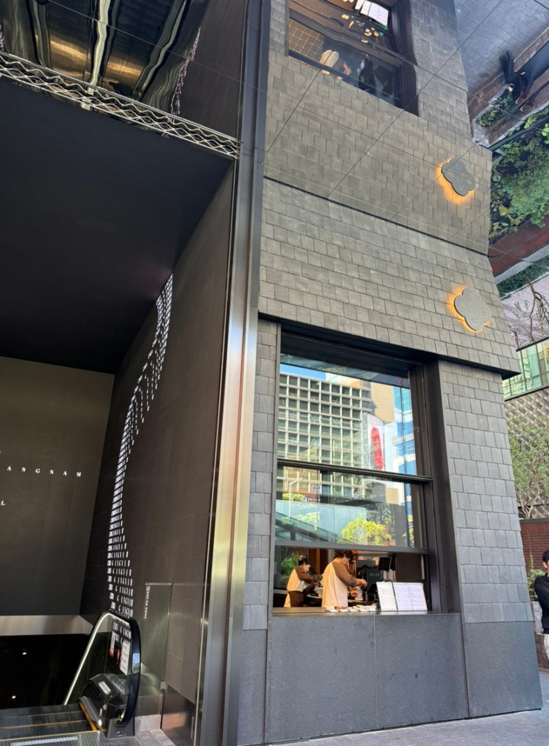 리뉴얼한 자라 강남 플래그십 스토어 그리고 국내 두번째 자카페 Zacaffe Seoul