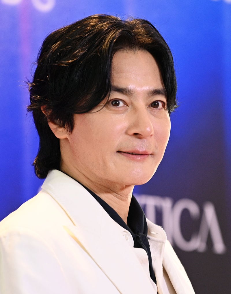 장동건 부일영화상, '보정 앱' 시술 의혹 해명 뒤 화이트 슈트 한 벌로 레드카펫 일냈다