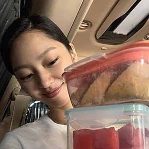"여배우가 카페에서?" 최유화, 거침없는 모유 수유 일상 공개에 연예계 발칵!