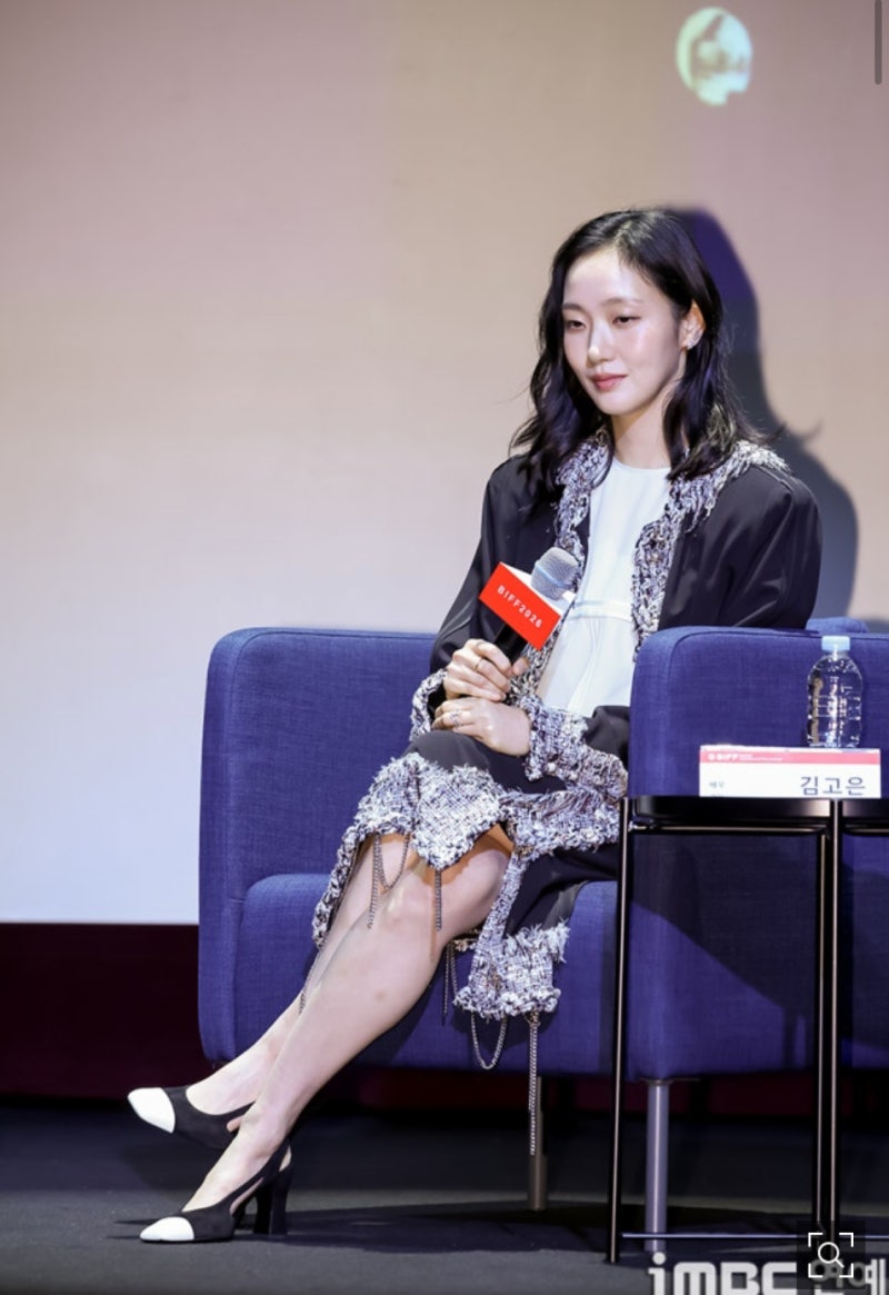 “3300만원이나 한다고?”…부국제서 난해한 샤넬룩 선보인 30대 여배우